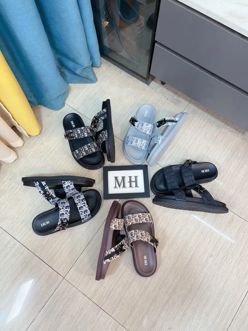 Men's Men's Shoes 💰320🌸🌸Dior Aqua Men's Sandals Slippers. Showcasing Dior haute couture design. The Dior gray suede strap is accented with an aluminum Dior buckle for added style. Paired with a comfortable tonal notch sole, they pair easily with shorts or jeans for a sophisticated look. Main body: suede cow leather, technical fabric lining: cow leather, with adjustable straps, aluminum Dior buckle, Dior gray EVA insole, tonal notch rubber outsole splicing structure👌👌size: 38-44 (45.46 customized)